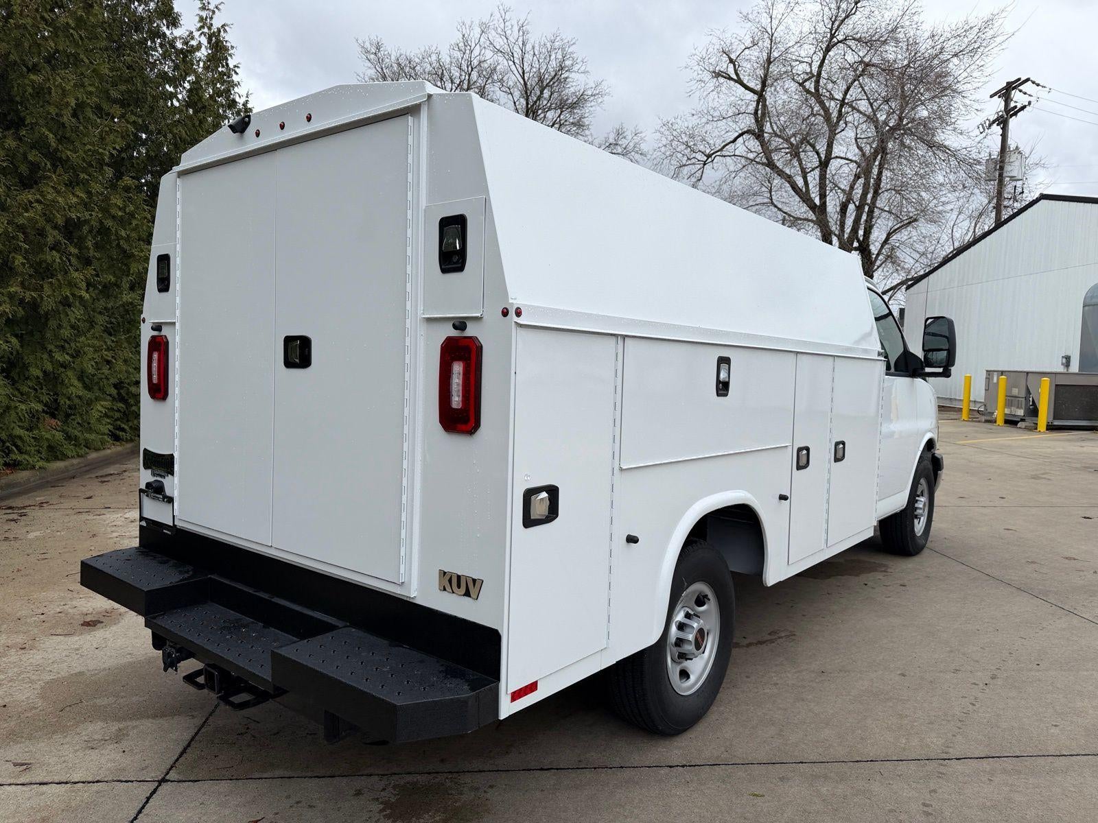 2025 GMC Savana Cutaway 3500 Base