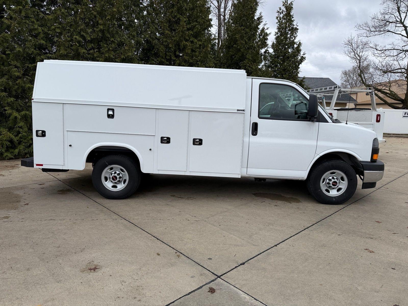 2025 GMC Savana Cutaway 3500 Base