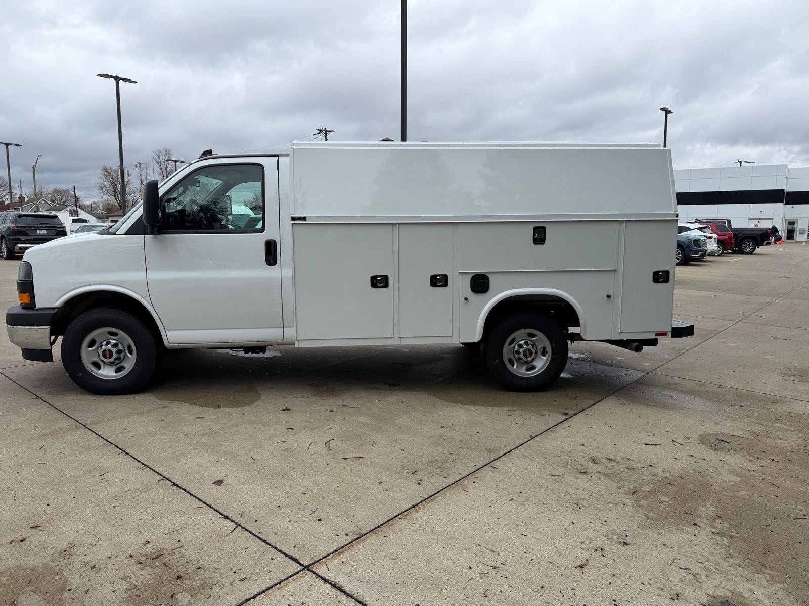 2025 GMC Savana Cutaway 3500 Base