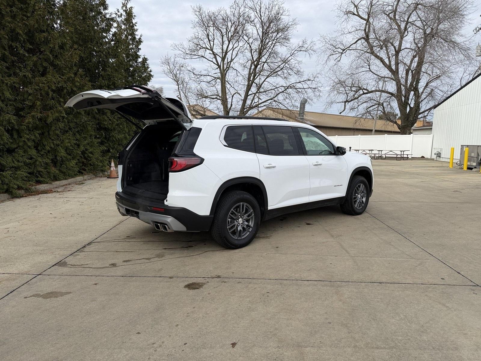 2025 GMC Acadia Elevation